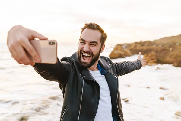 Εικόνα Ενός Νεαρού Όμορφου Άνδρα Δερμάτινο Μπουφάν Που Τραβάει Selfie — Φωτογραφία Αρχείου
