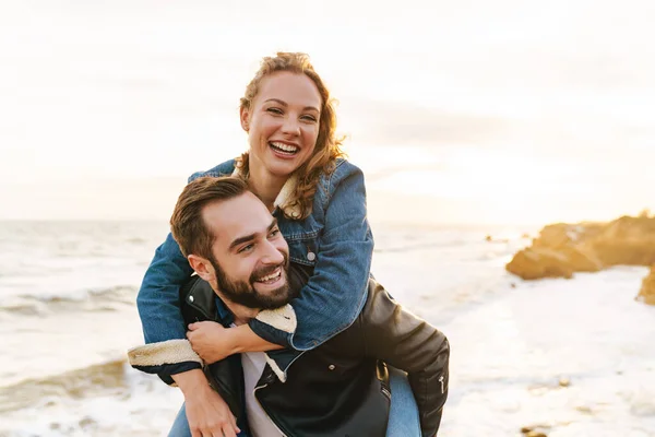 Image Beau Jeune Couple Caucasien Souriant Tirant Tout Marchant Bord — Photo