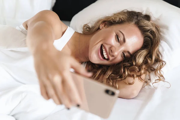 Close Happy Beautiful Young Blonde Haired Woman Laying Pillow Bed — Stock Photo, Image