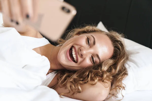 Acercamiento Una Joven Rubia Hermosa Feliz Tendida Una Almohada Cama —  Fotos de Stock