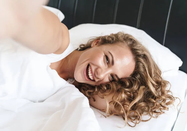 Крупним Планом Щаслива Красива Молода Блондинка Лежить Подушці Ліжку Приймаючи — стокове фото