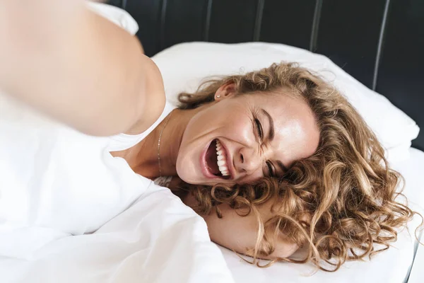 Acercamiento Una Joven Rubia Hermosa Feliz Tendida Una Almohada Cama — Foto de Stock