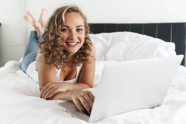 Щаслива Красива Молода Блондинка Волохата Жінка Лежить Ліжку Використовуючи Ноутбук — стокове фото