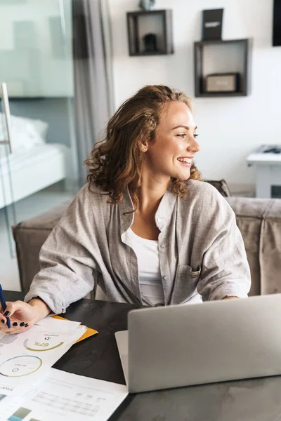 Feliz Hermosa Mujer Pelo Rubio Joven Sentada Mesa Casa Trabajando — Foto de Stock