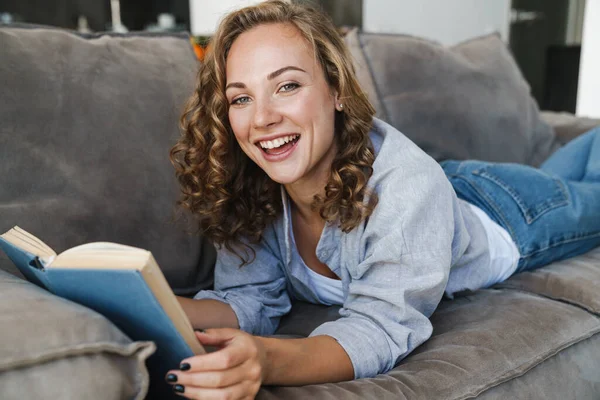 Joyeux Jeune Femme Blonde Aux Cheveux Lisant Livre Tout Étant — Photo