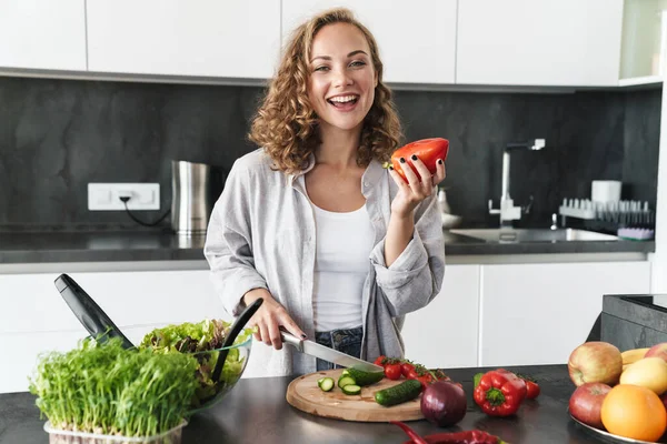 Joyeux Jeune Femme Faire Une Salade Cuisine Hacher Des Légumes — Photo