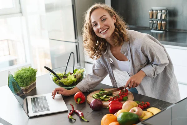 Счастливая Молодая Женщина Делает Салат Кухне Рубят Овощи — стоковое фото