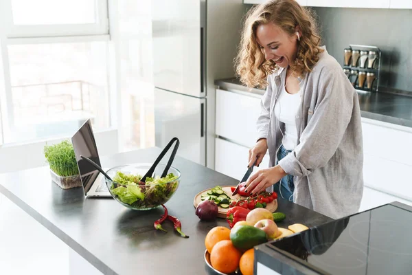 Jovem Feliz Fazendo Uma Salada Cozinha Cortando Legumes — Fotografia de Stock