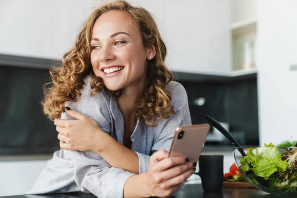 Sorrindo Jovem Mulher Vestindo Roupas Casuais Usando Telefone Celular Enquanto — Fotografia de Stock