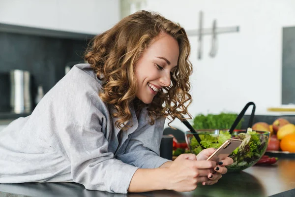 Sorrindo Jovem Mulher Vestindo Roupas Casuais Usando Telefone Celular Enquanto — Fotografia de Stock