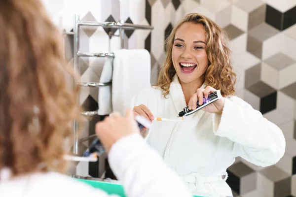 Bild Der Jungen Schönen Blonden Frau Hausmantel Die Ihre Zähne — Stockfoto