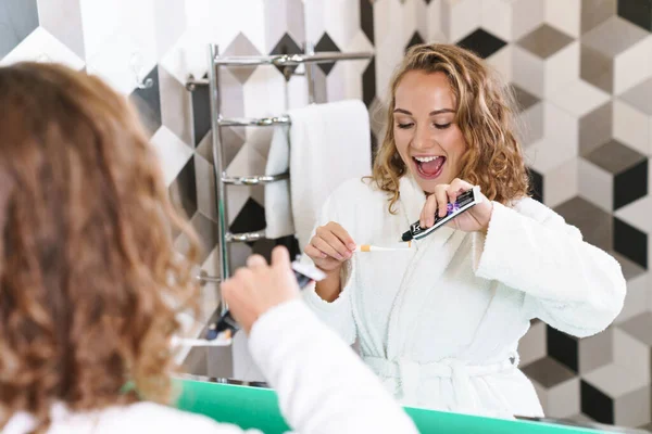 Immagine Della Giovane Bella Donna Bionda Vestaglia Che Pulisce Denti — Foto Stock