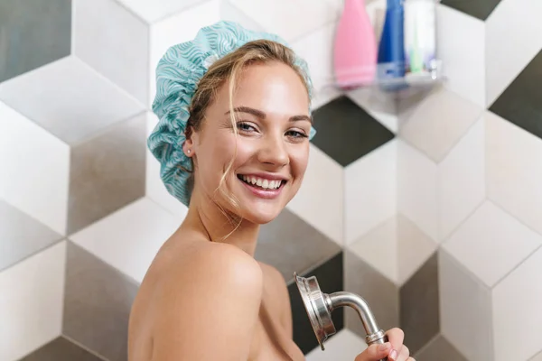 Imagem Jovem Bela Mulher Nua Feliz Sorrindo Enquanto Toma Banho — Fotografia de Stock