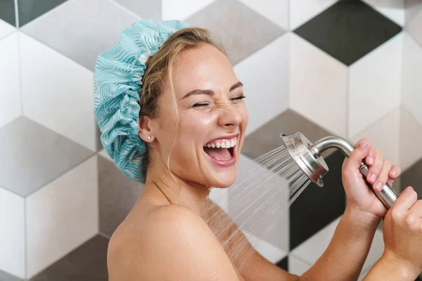 Imagem Jovem Bela Mulher Nua Feliz Sorrindo Enquanto Toma Banho — Fotografia de Stock