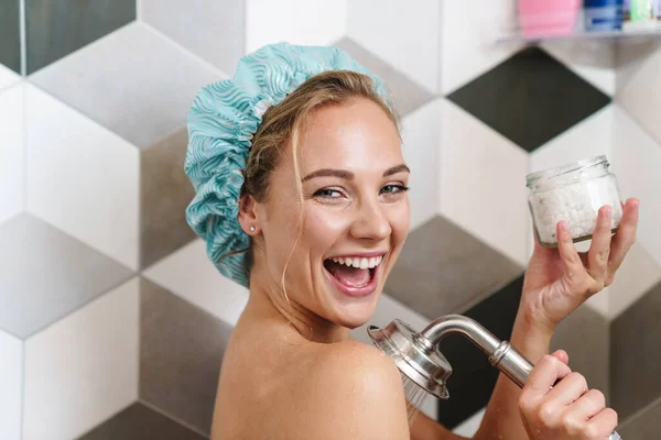 赤身裸体的女人在家里浴室洗澡时微笑的照片 — 图库照片