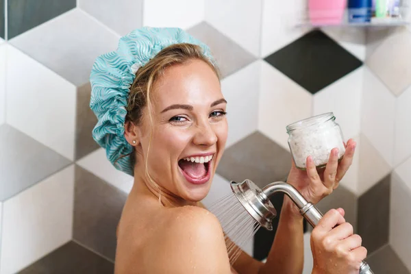 Imagem Jovem Bela Mulher Nua Feliz Sorrindo Enquanto Toma Banho — Fotografia de Stock