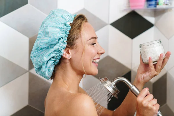 赤身裸体的女人在家里浴室洗澡时微笑的照片 — 图库照片