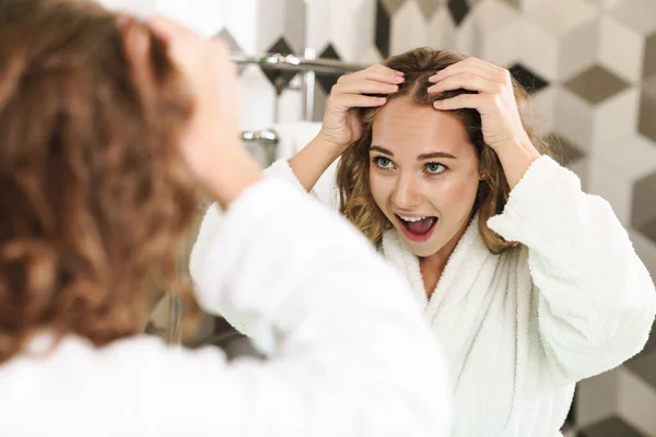 Joyeux Jeune Fille Portant Peignoir Debout Dans Salle Bain Miroir — Photo