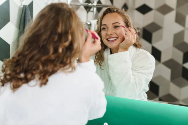 Imagem Jovem Mulher Loira Bonita Housecoat Arrancando Suas Sobrancelhas Com — Fotografia de Stock