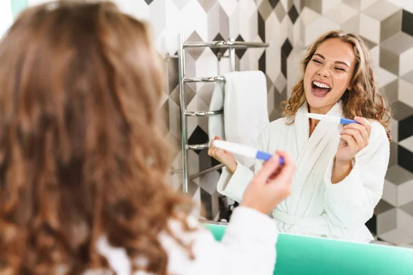 Immagine Della Giovane Bella Donna Bionda Camice Bianco Che Tiene — Foto Stock