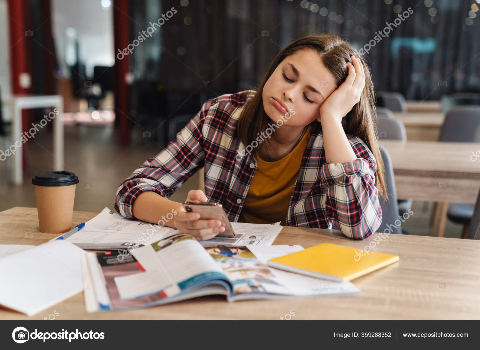 While doing her homework. Девушки студенты красивые. Мальчик 12 лет спит за столом в комнате. Школьник задумался. Фотографии девочка делает домашнюю работу.