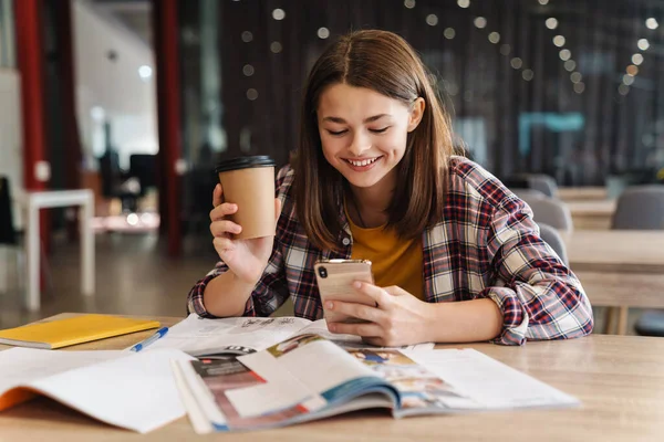 Image Joyful Caucasian Girl Using Cellphone Drinking Coffee While Doing — Stock Photo, Image