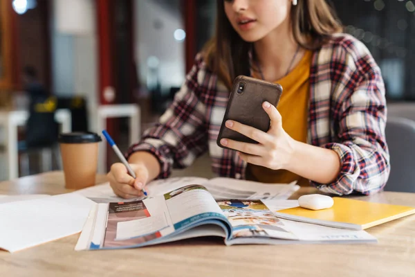 Immagine Ritagliata Felice Bella Ragazza Con Auricolare Wireless Cellulare Mentre — Foto Stock