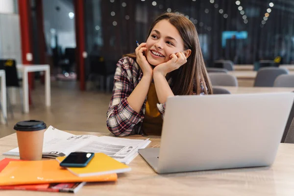 Imagem Menina Sorridente Fazendo Lição Casa Com Laptop Livros Exercícios — Fotografia de Stock