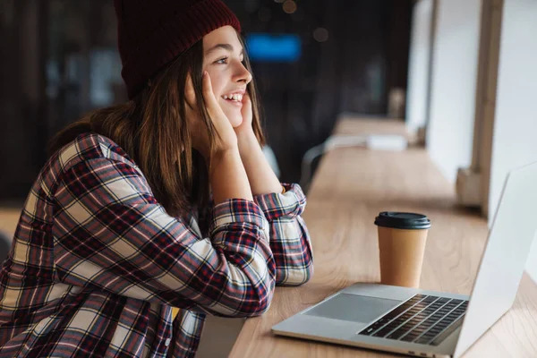Image Joyful Caucasian Girl Hat Drinking Coffee Using Laptop While — Stock Photo, Image