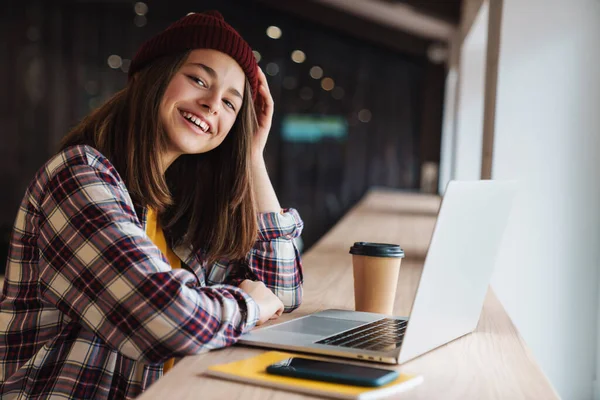 Image Joyful Caucasian Girl Hat Smiling Using Laptop While Sitting — Stock Photo, Image