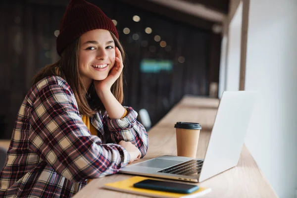 Image Joyful Caucasian Girl Hat Smiling Using Laptop While Sitting — Stock Photo, Image