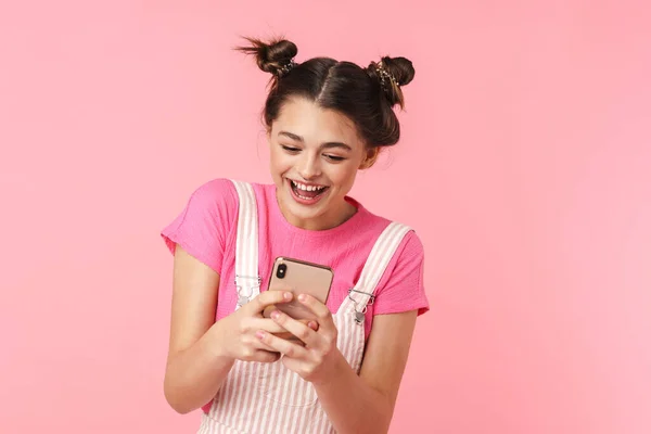 Foto Menina Agradável Alegre Com Anel Nasal Usando Celular Rindo — Fotografia de Stock