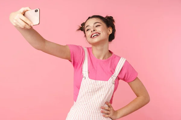 Foto Alegre Chica Agradable Tomando Selfie Teléfono Celular Sonriendo Aislado — Foto de Stock