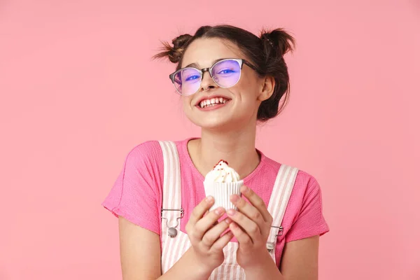 Fotografie Potěšené Okouzlující Dívka Brýlích Drží Dort Usmívá Izolované Přes — Stock fotografie