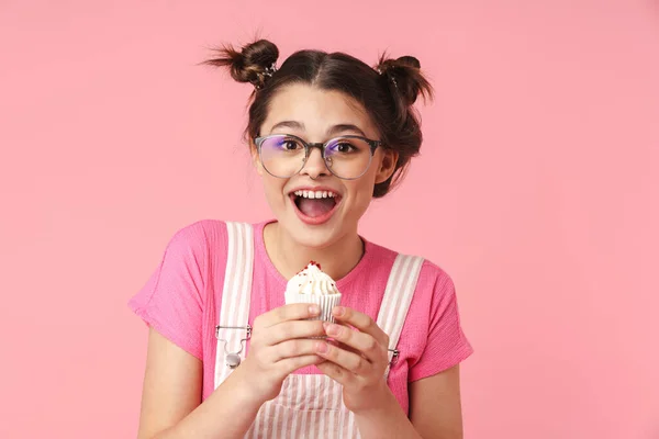 Foto Van Opgewonden Charmante Meisje Bril Houden Taart Uiten Verrassing — Stockfoto