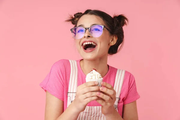 Zdjęcie Zadowolonej Uroczej Dziewczyny Okularach Trzymającej Tort Śmiejącej Się Różowym — Zdjęcie stockowe