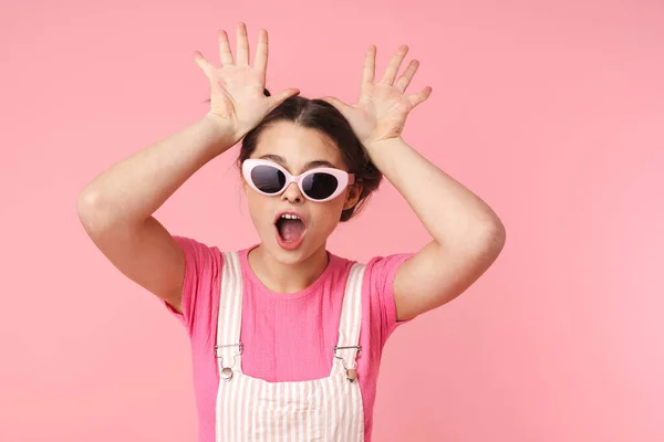 Photo Joyful Charming Girl Sunglasses Making Fun Hands Isolated Pink — Stock Photo, Image