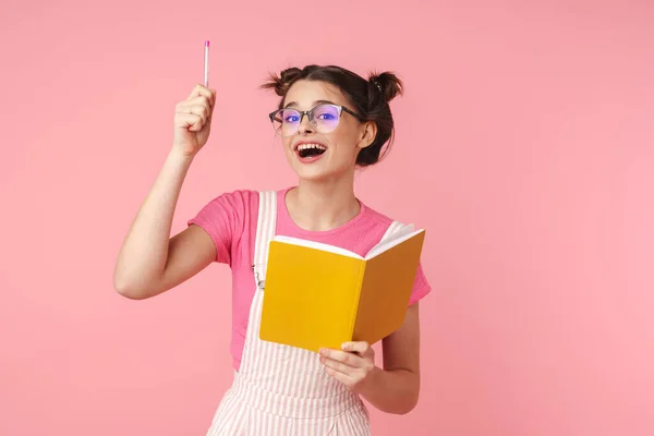 Photo Charmante Fille Excitée Dans Des Lunettes Écrivant Dans Cahier — Photo