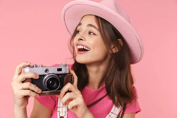 Foto Encantadora Chica Con Sombrero Sonriendo Usando Cámara Retro Aislada — Foto de Stock