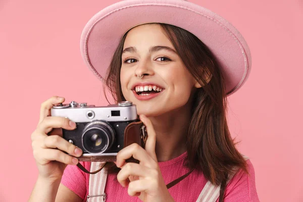 Foto Encantadora Chica Con Sombrero Sonriendo Usando Cámara Retro Aislada — Foto de Stock