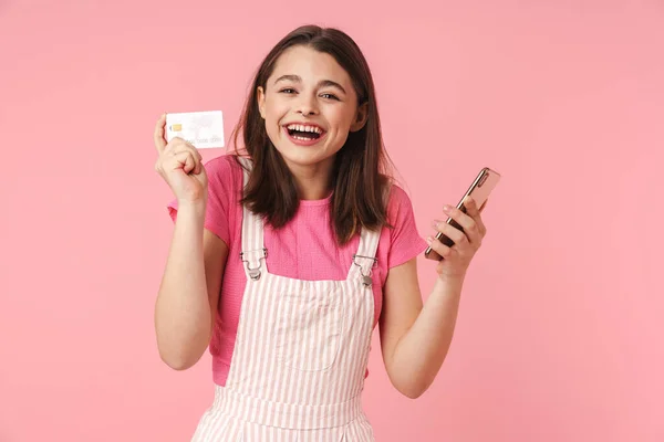 Φωτογραφία Του Χαρούμενου Γοητευτικό Κορίτσι Κρατώντας Κινητό Τηλέφωνο Και Πιστωτική — Φωτογραφία Αρχείου