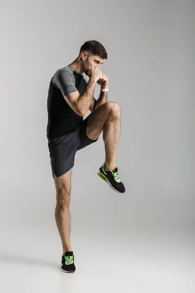 Imagem Homem Atlético Caucasiano Sportswear Fazendo Exercício Enquanto Trabalhava Isolado — Fotografia de Stock
