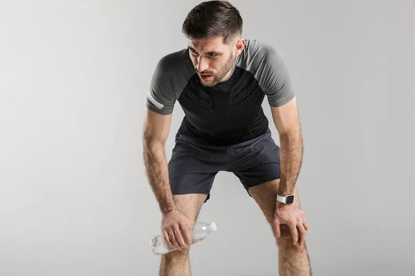 Imagem Jovem Cansado Sportswear Descansando Enquanto Exercitando Isolado Sobre Fundo — Fotografia de Stock