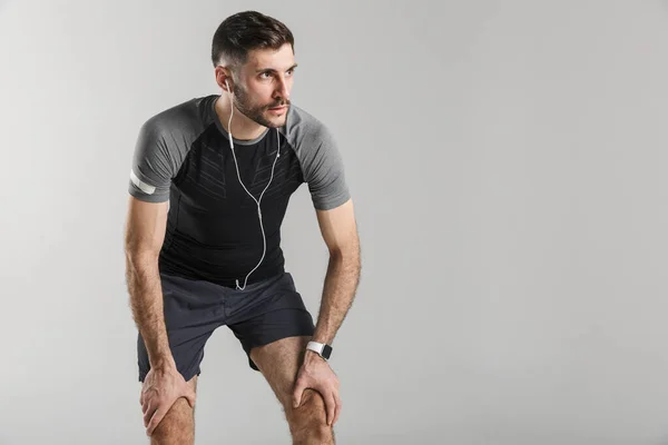 Imagem Jovem Homem Confiante Sportswear Usando Fones Ouvido Enquanto Trabalhava — Fotografia de Stock