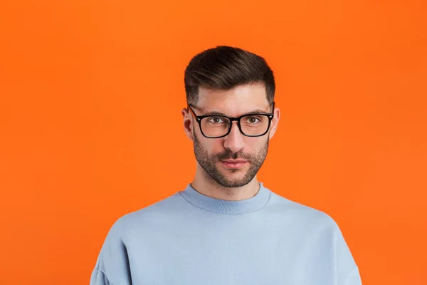 Imagen Joven Barbudo Guapo Usando Anteojos Mirando Cámara Aislada Sobre —  Fotos de Stock