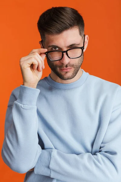 Gözlüklü Genç Sakallı Yakışıklı Bir Adam Portakal Rengi Arka Planda — Stok fotoğraf