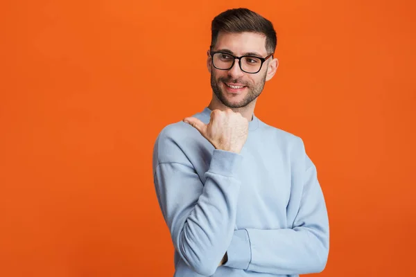 Bild Unga Skäggiga Stilig Man Bär Glasögon Leende Och Peka — Stockfoto