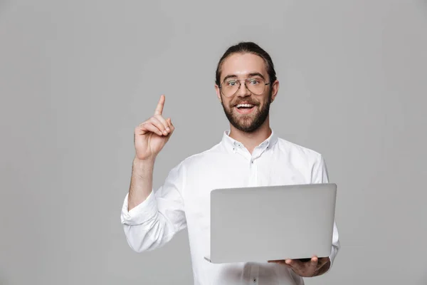 Immagine Giovane Uomo Barbuto Bello Ottimista Posa Isolato Sfondo Grigio — Foto Stock