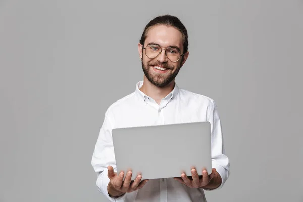 Immagine Giovane Uomo Barbuto Positivo Posa Isolato Sfondo Grigio Parete — Foto Stock