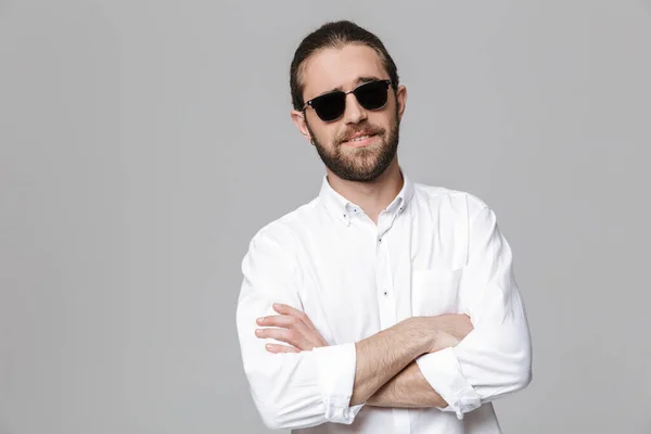 Imagen Joven Hombre Barbudo Emocionalmente Guapo Posando Aislado Sobre Fondo —  Fotos de Stock